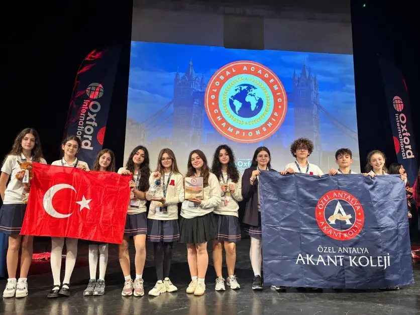 Türk bayrağıyla ödül sahnesinde poz veren takım