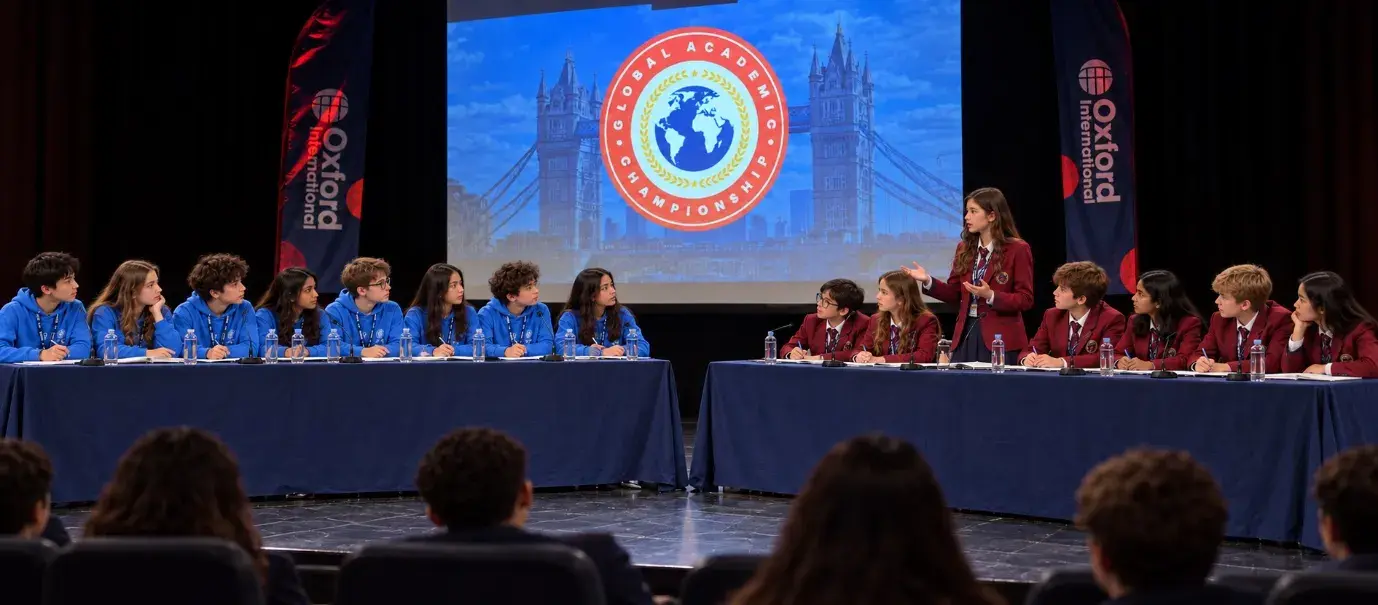 Global Academic Championship münazara sahnesinde karşılıklı yarışan iki takım