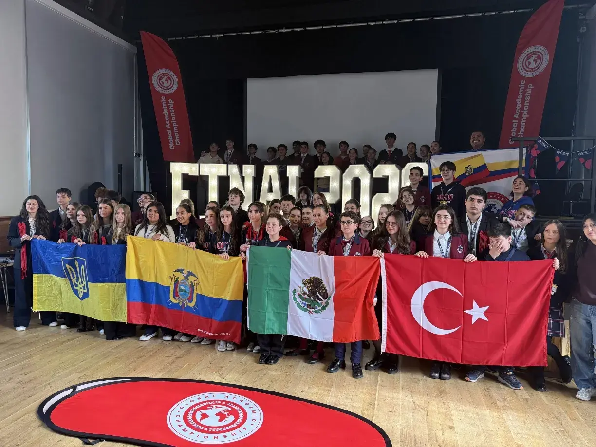 Final 2026 sahnesinde farklı ülkelerin bayraklarıyla poz veren GAC katılımcıları