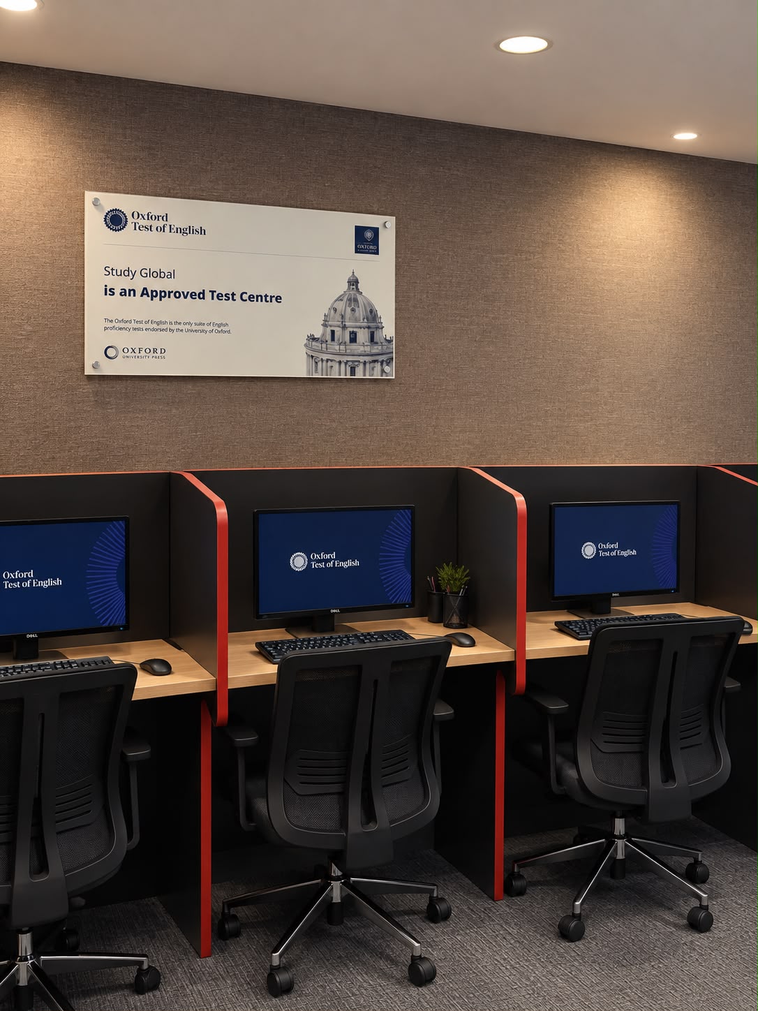 Study Global Oxford Test of English sınav merkezindeki bilgisayarlı sınav alanı ve yetkili merkez tabelası